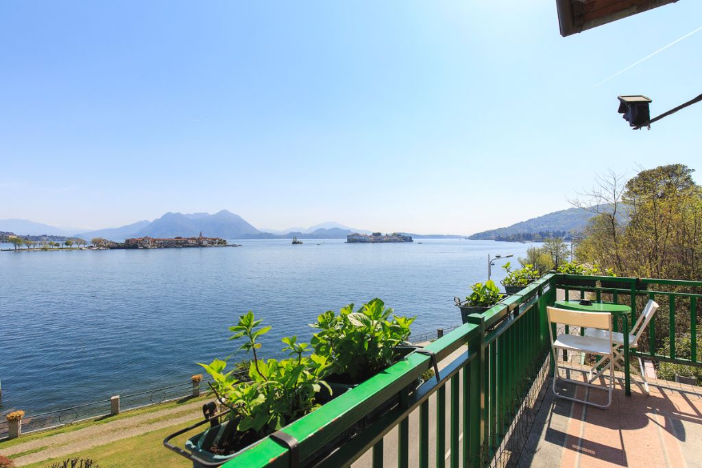 Villa vista lago 270 mq con terreno fronte lago in Baveno