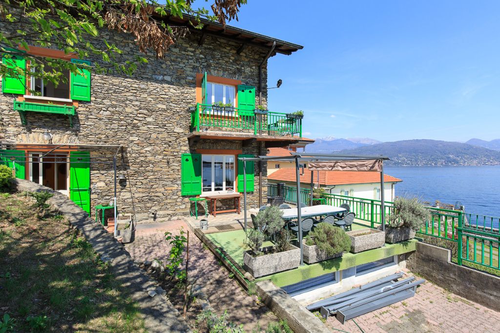 Villa vista lago 270 mq con terreno fronte lago in Baveno