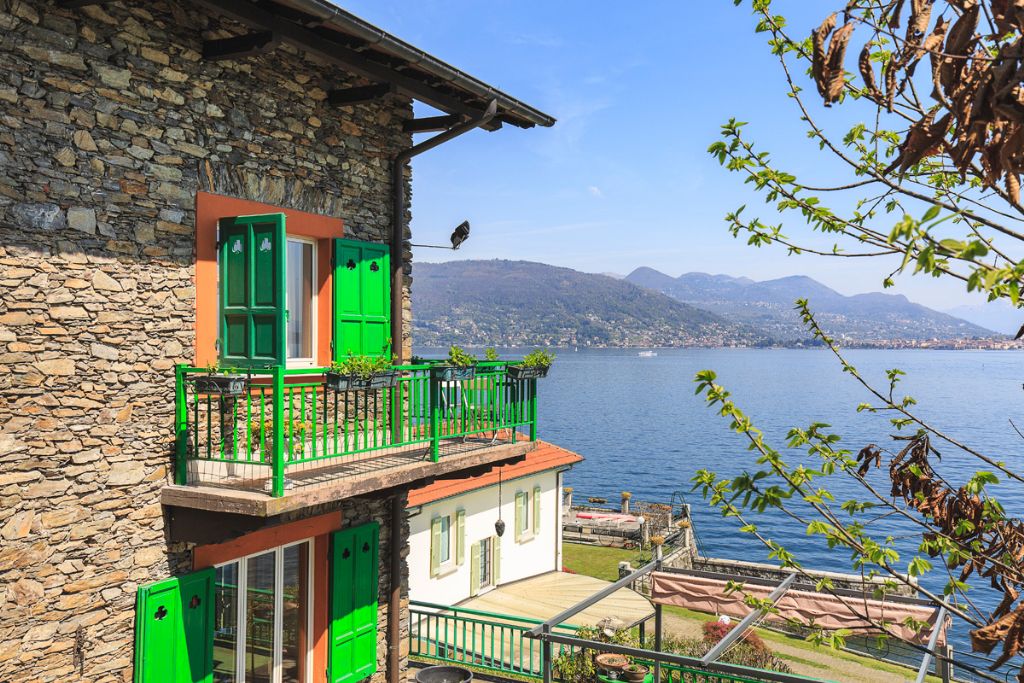 Villa vista lago 270 mq con terreno fronte lago in Baveno