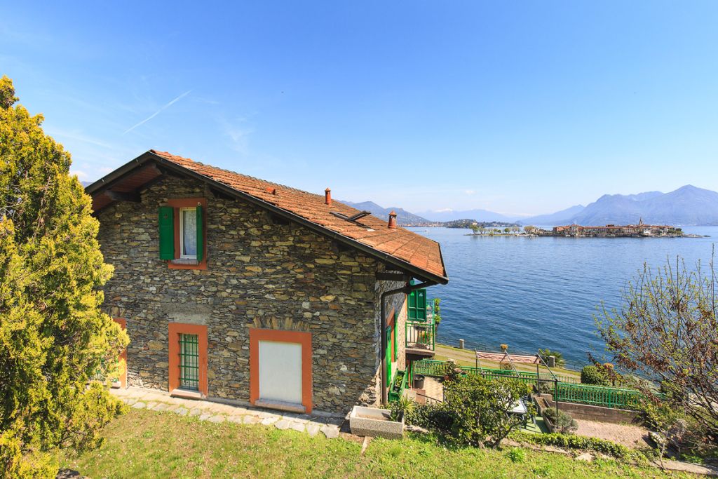 Villa vista lago 270 mq con terreno fronte lago in Baveno